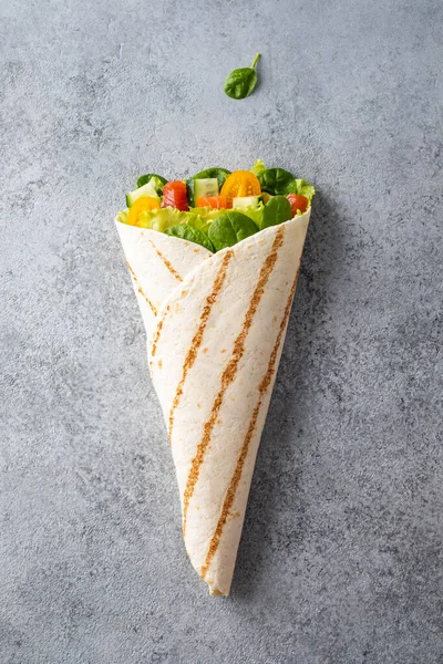 Wrap sandwich, roll with fish salmon, vegetables and cheese. Grey background. Top view. — Stock Photo, Image