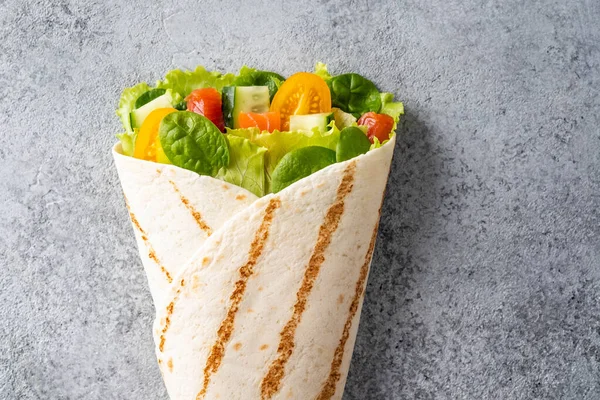 Wrap sandwich, roll with fish salmon, vegetables and cheese. Grey background. Top view. — Stock Photo, Image