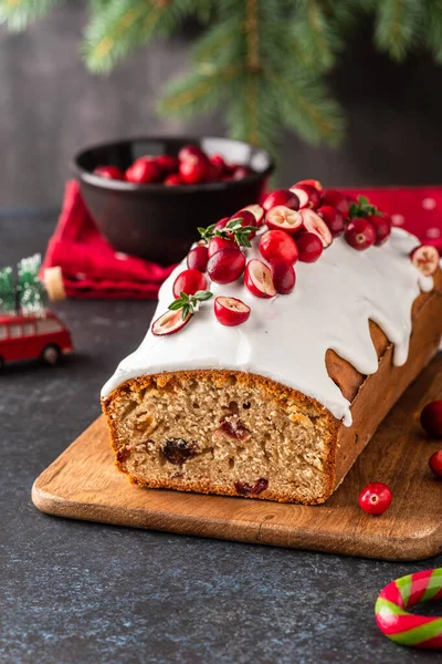 Pastel de Navidad con arándanos y decoraciones navideñas sobre un fondo oscuro . —  Fotos de Stock
