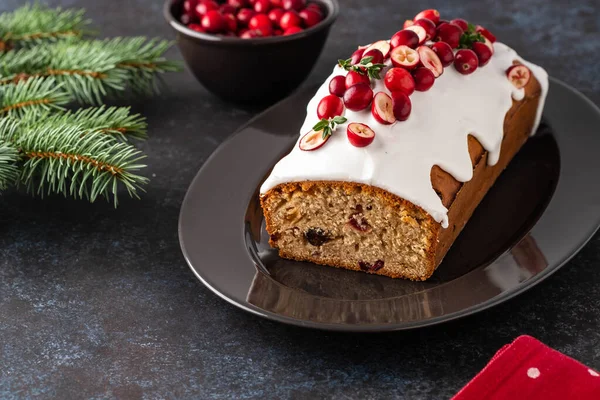 Pastel de Navidad con arándanos y decoraciones navideñas sobre un fondo oscuro . —  Fotos de Stock