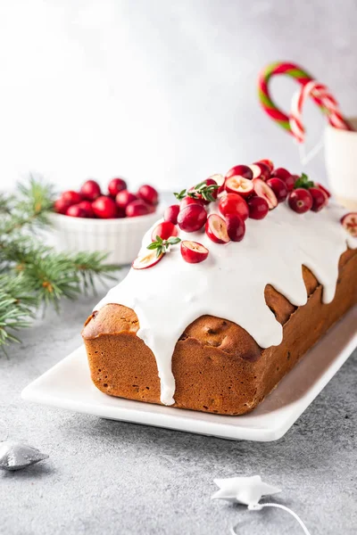 Pastel de Navidad con arándanos y decoraciones navideñas sobre un fondo gris . —  Fotos de Stock