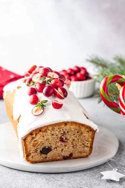 Pastel de Navidad con arándanos y decoraciones navideñas sobre un fondo gris . —  Fotos de Stock