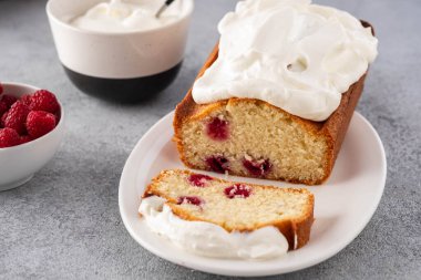 Ahududu ve kremalı kek. Boşluğu kopyala.