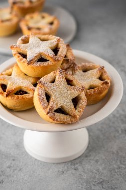 Noel yemeği için lezzetli meyve kıyma tart. Gri arka plan, seçici odak