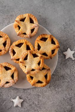 Noel yemeği için lezzetli meyve kıyma tart. Gri arka plan, seçici odak