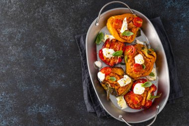 Kıyma, soğan, domates ve mozzarella ile doldurulmuş dolma dolma dolma dolma dolma dolma biber. Karanlık arka plan. Üst görünüm.