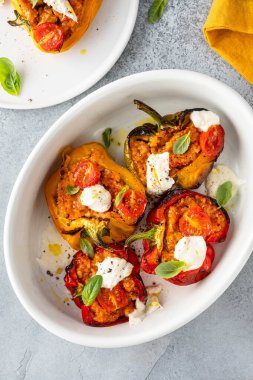 Et, sebze ve peynirle doldurulmuş dolmalık biberler..