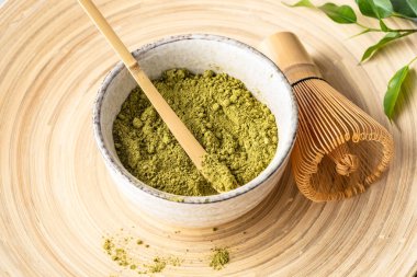 Japon kibrit yeşil çay tozu, sağlıklı doğal bir ürün, antioksidan. Bambu kaşığı ve çırpıcı.