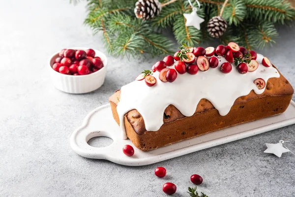 Julkaka med tranbär och julpynt på en grå bakgrund. — Stockfoto