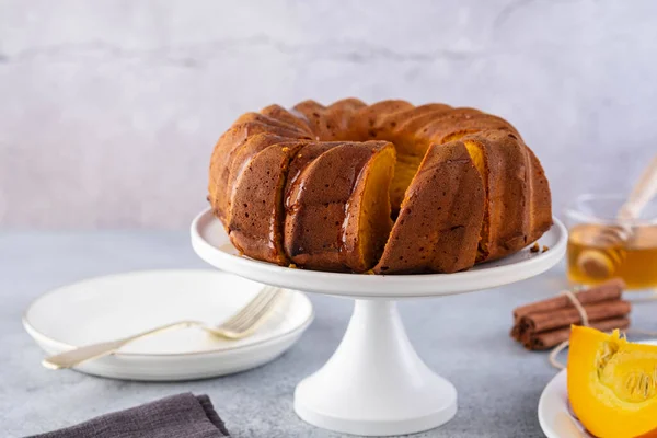 Pastel de calabaza con miel sobre un fondo gris. Copiar espacio . — Foto de Stock