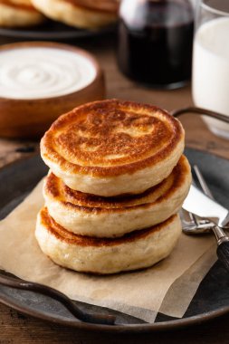 Ev yapımı krep yığını. Arka planda süt ve reçel..