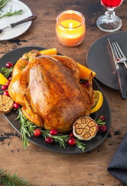 Tahta bir masada kekik ve kızılcıklı Noel tavuğu. Noel atmosferi.