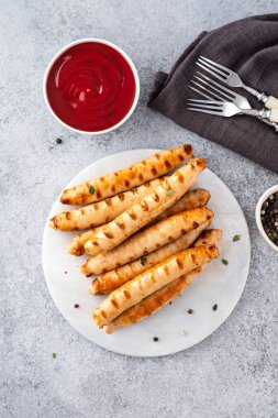 Hafif arka planda ızgara sosis. Boşluğu kopyala.