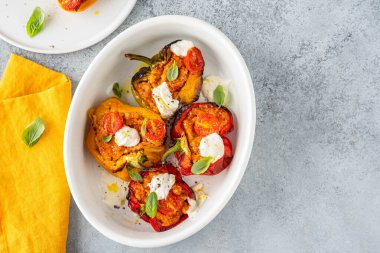 Et, sebze ve peynirle doldurulmuş dolmalık biberler..