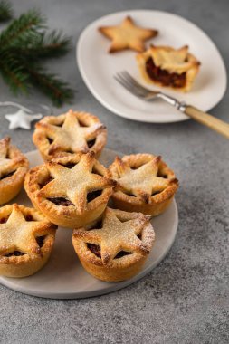 Noel yemeği için lezzetli meyve kıyma tart. Gri arka plan, seçici odak