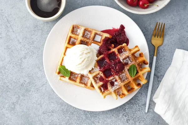 Dondurma ve kirazlı geleneksel Belçika waffleları. Kahvaltı..