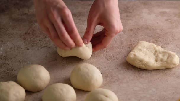 Baker nő sütni zsemlét és pizzát sütni. Kézzel készített kenyérsütés. Tésztát készítek a sütihez. A pékségben, tésztát főzni zsemlét, kenyeret, pizzát. Gyönyörű háttér. Lassú mozgás.. — Stock videók