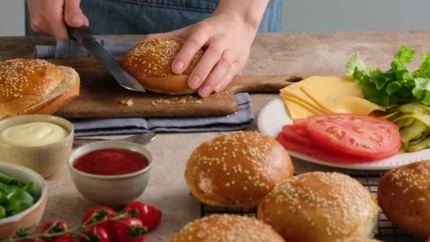 La panettiera taglia i panini per gli hamburger. Panini caldi dal forno. Pane fatto a mano Fare. Preparare l'impasto per cuocere i panini. Preparare l'impasto per essere cuocere panini, pane. Bellissimo sfondo . — Video Stock
