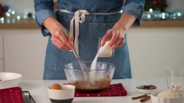 Noel için zencefilli kurabiye yapma süreci. Bir kadın hamur hazırlıyor. Noel zamanı. Yavaş çekim.