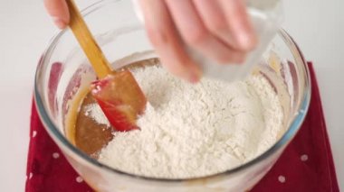 Noel için zencefilli kurabiye yapma süreci. Bir kadın hamur hazırlıyor. Noel zamanı. Yavaş çekim.