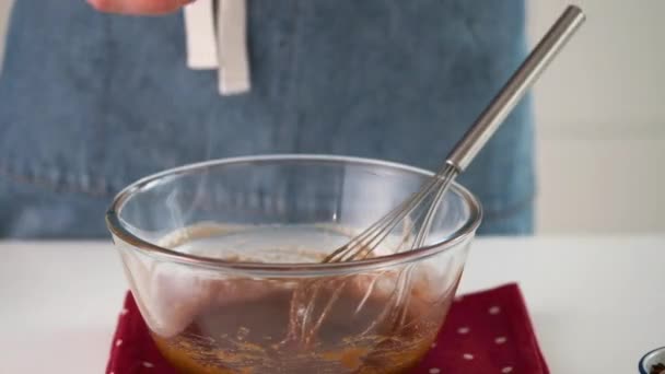 Processus de fabrication de biscuits au pain d'épice pour Noël. Une femme prépare une pâte. Noël. Mouvement lent .