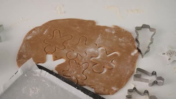 Childs mãos fazendo biscoitos tradicionais de Natal. Massa crua e cortadores para biscoitos de férias na mesa. Biscoitos de Natal . — Vídeo de Stock