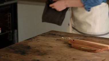 Dişi eller Focaccia 'yı fırından çıkarır, İtalyan ekmeği hazırlar - zeytin yağı, domates, baharat, biberiye ve deniz tuzu ile Focaccia. Ekmek için Hamur. Focaccia hazırlanıyor - Pizza.