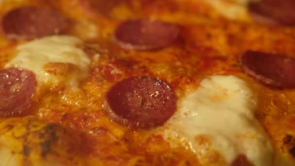 Preparare la pizza italiana con sugo, pomodori, condimenti, salsiccia piccante, spinaci, verdure, mozzarella di formaggio in forno. Pasta per il pane. Pizza salame piccante . — Video Stock