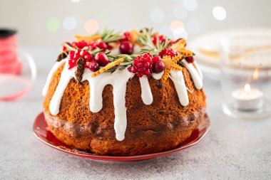 Geleneksel Noel pastası, meyveli, fındıklı ve beyaz jöleli Noel süslemeli. Boşluğu kopyala.