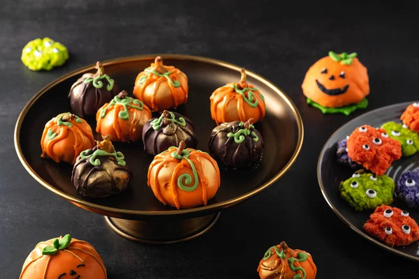Halloween gourmet cake pops with black background. Autumn concept. Halloween holiday. — Stock Photo, Image
