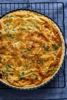 Jambonlu ve peynirli kiş. Açık turta. Üst görünüm.