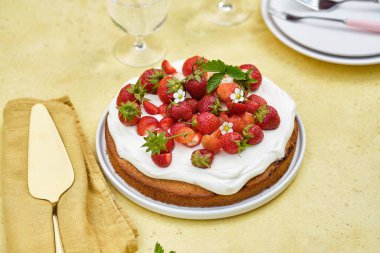 Yaz arkaplanında kremalı ve çilekli turta. - Evet. Ev yapımı yaz tatlısı..