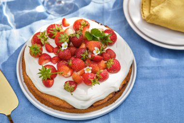 Yaz arkaplanında kremalı ve çilekli turta. - Evet. Ev yapımı yaz tatlısı..