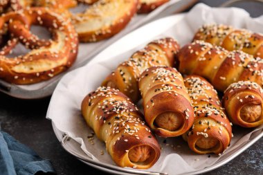 Siyah arka planda sosisli sandviç. Ekim Festivali.