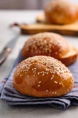Susamlı taze ev yapımı hamburger çörekleri. Boşluğu kopyala.