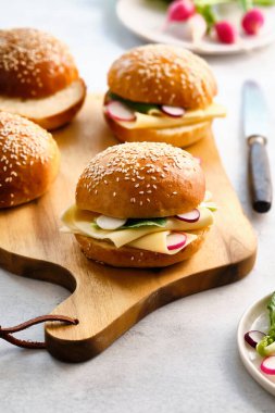 Öğle yemeği için sandviç. Peynirli sandviç ve hamburgerli ot. Boşluğu kopyala.