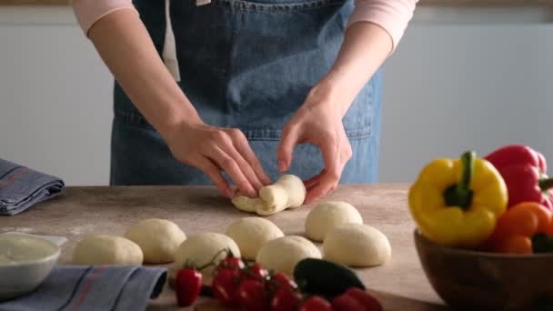 ベイカーの女性は焼くためにパンとピザを調理する。手作りパン作り。パンを焼くための生地を準備..パン屋で,パンを調理する生地を準備,パン,ピザ.美しい背景. — ストック動画