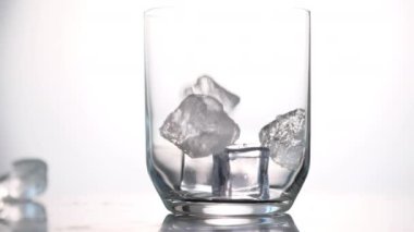 Cam bardağa buz atıyor. Soğuk viski. Yavaş çekim.