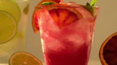 Tropik meyve suyu karışımı. Ananas, portakal, hindistan cevizi, kireç, nane, buz, soda ve kokteyl. Yaz. Sıcaklık. Macro vuruldu. Yavaş çekim.