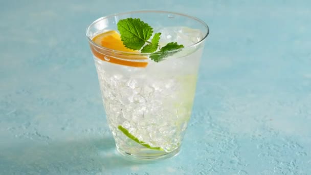 Soda, limon, portakal ve buz. Ferahlatıcı bir kokteyl. Yaz. Sıcaklık. Naneli. — Stok video