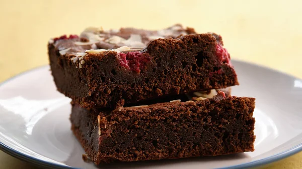 Шоколадный торт с малиной. Брауни с малиной. — стоковое фото