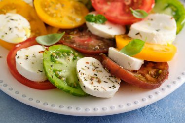 Mozarellalı Caprese salatası, renkli domates ve taze fesleğen..