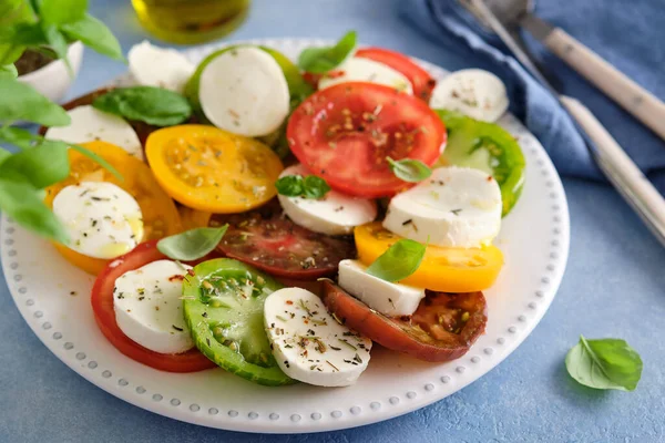 Mozarellalı Caprese salatası, renkli domates ve taze fesleğen..