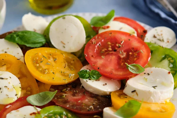 Mozarellalı Caprese salatası, renkli domates ve taze fesleğen..