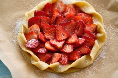 Mavi arka planda taze çilekli Galeta turtası. Yaklaş, seçici odaklanma