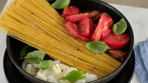 Spaghettis italiens aux tomates et basilic, herbes. — Video