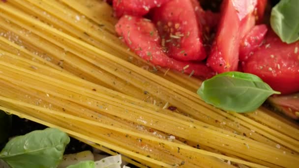 Spaghetti italiani con pomodori e basilico, erbe aromatiche. — Video Stock