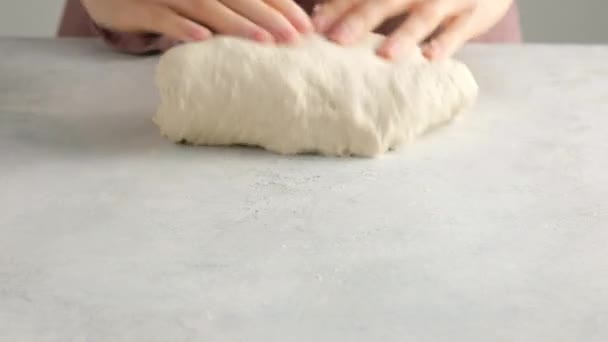 Μια γυναίκα ζυμώνει σιτάρι σπιτικό ψωμί. Ψωμί. 4K — Αρχείο Βίντεο