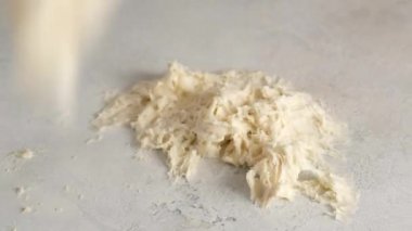 Masada un içinde hamur yoğuran kadın eller. Ekmek. 4K
