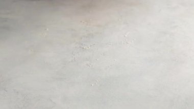 Masada un içinde hamur yoğuran kadın eller. Ekmek. 4K